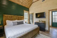 NEW, modern 3 bed, 3.5 bath cabin with hot tub and huge deck - summer bliss!