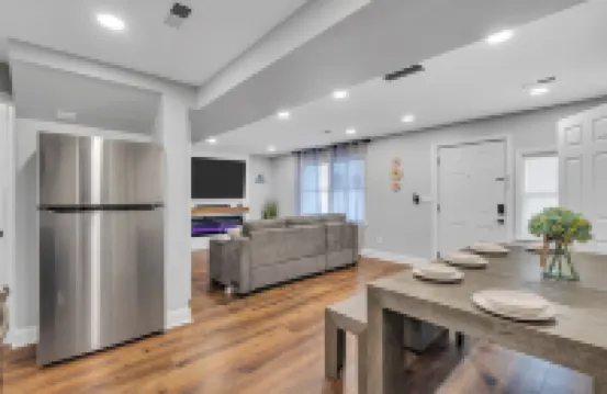 Hot Tub. Arcade Room. King Bed+ 2 Full Size Beds w/ linens+towels provided.