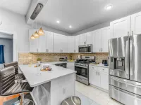 Modern 2BHK - 15 mins bus ride to Time Square, NYC ウェスト・ニューヨークのホテル