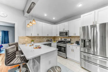 Modern 2BHK - 15 mins bus ride to Time Square, NYC Отели рядом с достопримечательностью «Запад Нью Йорк Паркс Департмент»