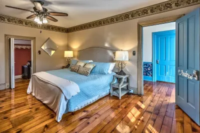 Weekly discount. Family & pet friendly, A block to Main St. Walk to dine/shop.