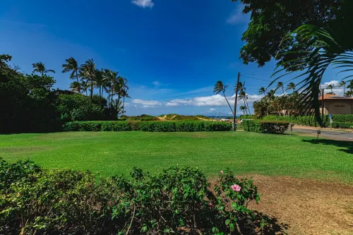 BEST LOCATION IN KIHEI!  Incredible Lani, Pool & beach!  2 bd, 2 bath, grd floor