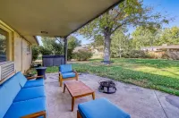 Vintage Luxury W/Spa, Huge Yard Near Red Rocks and City Hotels in Wheat Ridge