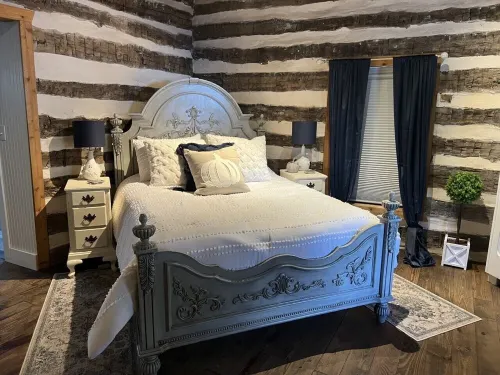 Cabin off the Square - 3-Star
