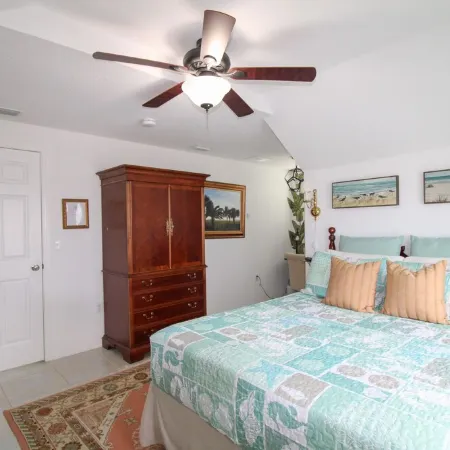 Luxury Beach House, Private Salt Pool. Walk to the Private Beach