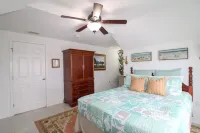 Luxury Beach House, Private Salt Pool. Walk to the Private Beach