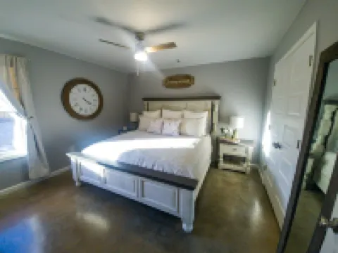 Pruett Place, In the middle of downtown w/parking. 帕拉古爾德酒店