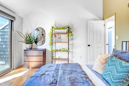 Sunny Hamptons Getaway With Pool