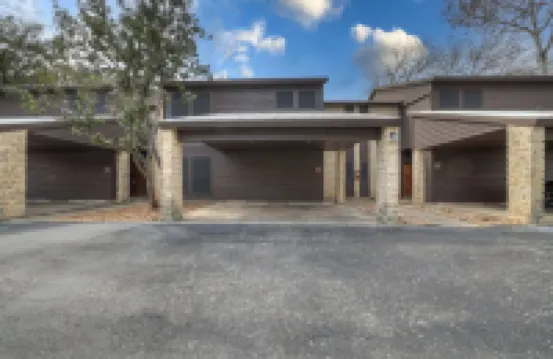 Private River Access, Pool, Hot tub, BBQ grills, walk downtown & Schlitterbahn!