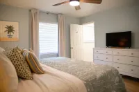 Adventure on Arbor - close to the beach & downtown - includes a golf cart!!