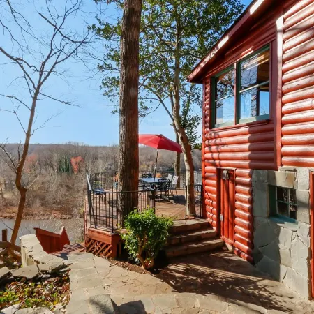Hilltop Lakefront Historical Home w/ SPECTACULAR VIEW 40 min from Washington DC!