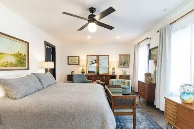 BRAND NEW 4 story home minutes from Warren St w/ a King Suite! Hotel in zona The Dr. Oliver Bronson House