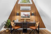 Unique & Luxe Gem: Hot Tub, Fire Pit, Office, Community Pool Hotels in Morgan County