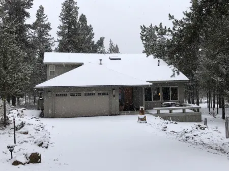 IN SUNRIVER-Beautiful, remodeled, 3BR/3BA, HotTub, 8SHARC Passes, Pets OK