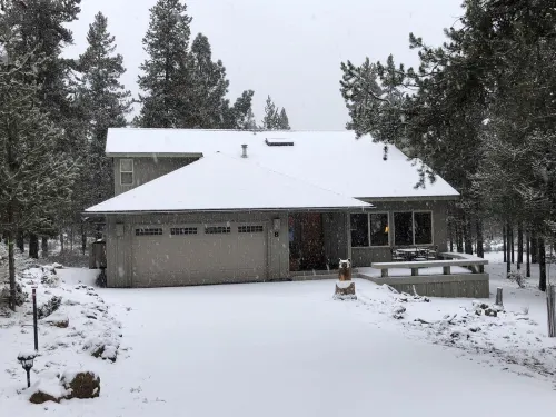 IN SUNRIVER-Beautiful, remodeled, 3BR/3BA, HotTub, 8SHARC Passes, Pets OK
