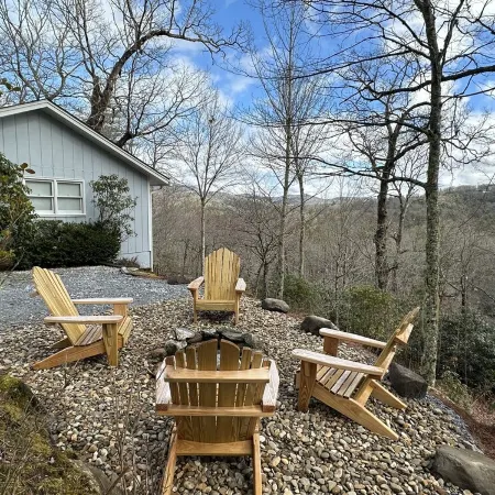 Charming newly renovated cottage, incredible mountain views, walk to town