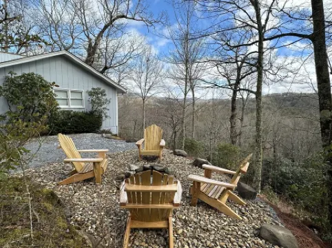 Charming newly renovated cottage, incredible mountain views, walk to town