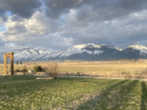 Wilderness Spirit Cabins 'Bear Cave' cabin-family friendly/sportsman paradise