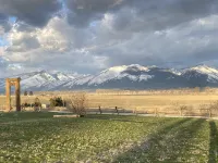 Wilderness Spirit Cabins 'Bear Cave' cabin-family friendly/sportsman paradise