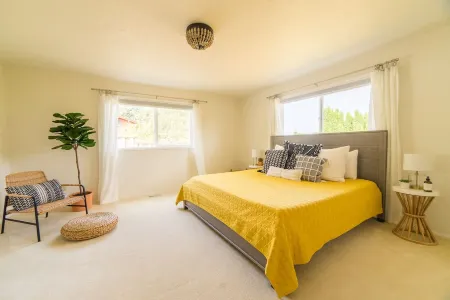 "The Langley House", walk to downtown, newly remodeled, family friendly!