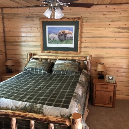 Outstanding Crandall Cabin minutes from Yellowstone, ready for your adventure!
