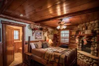 Rustic, Cozy, Northwoods Cabin steps away from Round Lake on Richardson Bay!