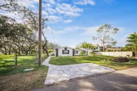Spacious Studio: King Bed, Kitchenette & Full Bathroom and Board Games!