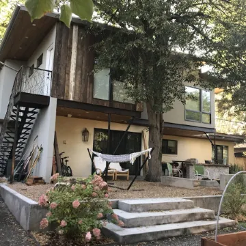 Beautiful newly updated home in Boulder! Entrance on side of house up stairs.