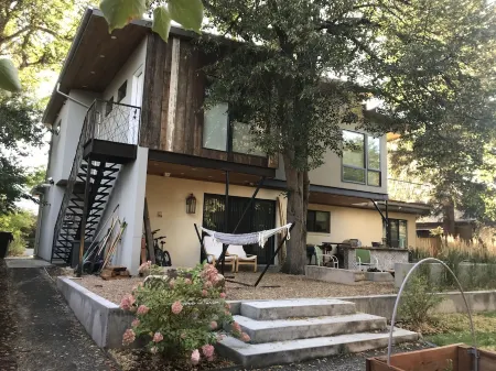 Beautiful newly updated home in Boulder! Entrance on side of house up stairs. Отели рядом с достопримечательностью «Университет штата Колорадо в Боулдере»