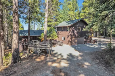 NEW! Luxury Cabin W/Deck, views & Playground! Pool, Slots, Fun, Snow ! Hotels near Black Chasm Cavern National Natural Landmark