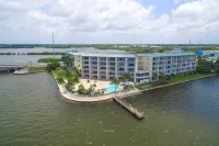 Waterfront Condo w/ Pool & Hot Tub! Mins to Beach!