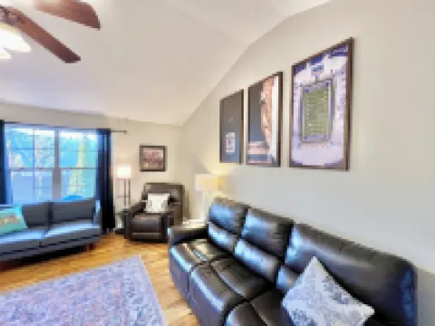 Cali king beds. Best of Nicholasville! Koi pond relaxing backyard. 3 bed 2 bath 尼古拉斯維爾酒店