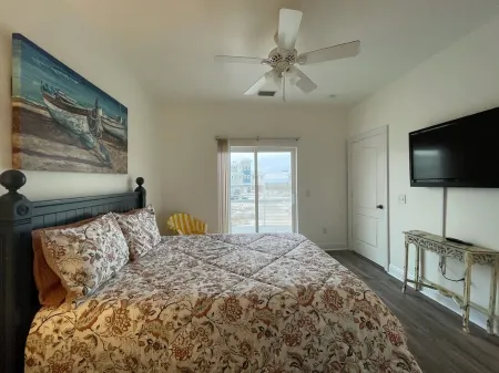 Navarre/Pensacola Beach Home 450ft to Ocean Water Отели рядом с достопримечательностью «Наварр Бич Си Тертл Консервейшен Сентер»