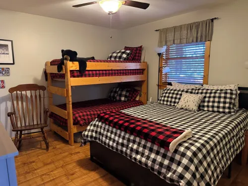 Quiet, Peaceful Location, Walk to Everything, Hot Tub, Fireplace, Game Room