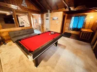Charming 2-bedroom cottage in welcoming Houghton Lake with Hot Tub, AC, WiFi