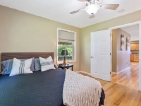 Open Concept /Spacious/ Private /Modern /Hardwoods Hoteles en Oswego