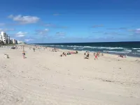 Steps from beach, cozy 1BR condo in wonderful Deerfield Beach. Hotels in Deerfield Beach