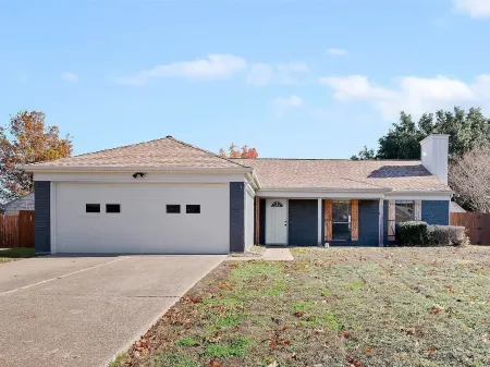 DFW Retreat • Pool, Spa & Minutes to Dallas & Fort Worth Отели рядом с достопримечательностью «Stay N' Play»