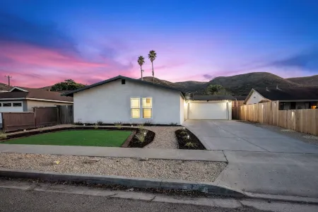 Modern Mountain View home Отели рядом с достопримечательностью «Surf Beach»