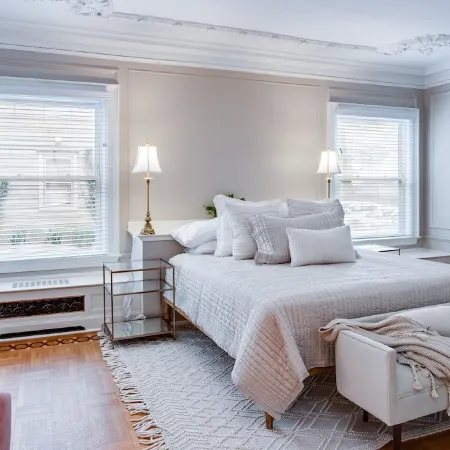 Remodeled Historical Unit With King Bed Walking Distance To Many Attractions!