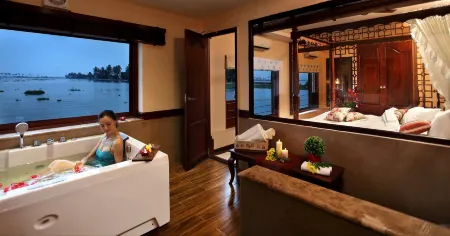 Spice Route Luxury Cruises Отели рядом со станцией Chengannur