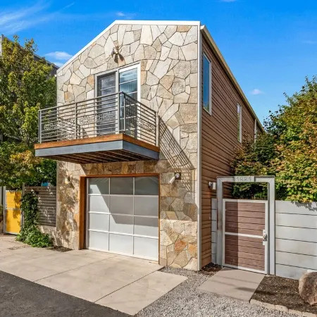 Luxury Modern on Newport- Westside | Walk | Dog friendly
