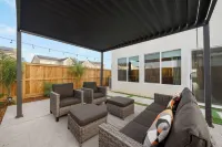 Bakersfield New NW Home – Fully Furnished & Ready. Upscale + Kitchen Amenities Hotels in Shafter