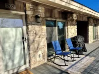 Charming 2-bedroom condo in fabulous Kingsland with WiFi, AC