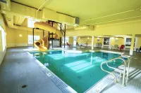 Ramada by Wyndham Cranbrook - Pools