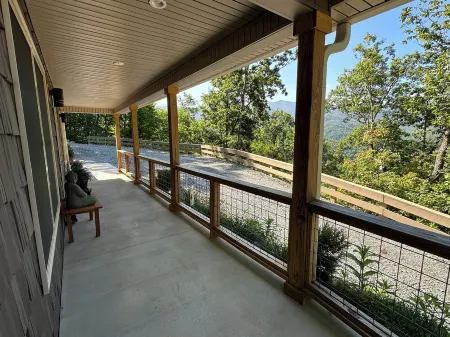 Vista Views of the Smoky Mountains and Close to Bryson City!