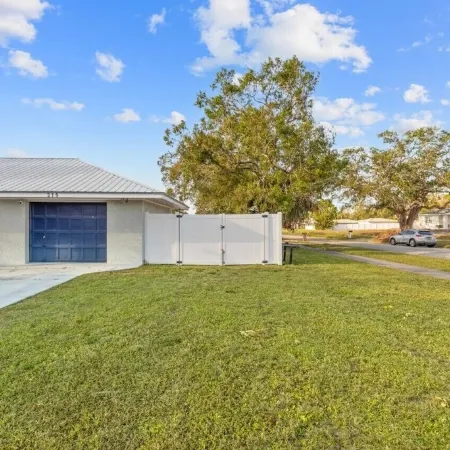 3/2.5 Private Sarasota Pool Home. Close to Beaches. Fenced Yard. Pet Friendly