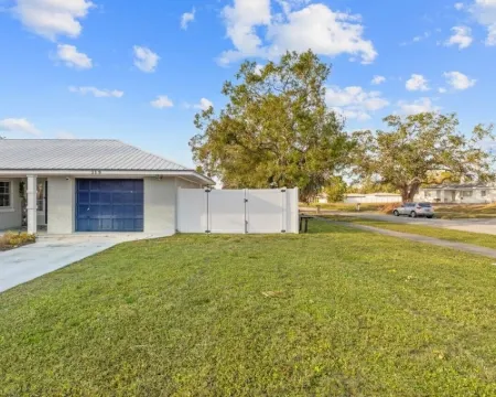 3/2.5 Private Sarasota Pool Home. Close to Beaches. Fenced Yard. Pet Friendly Hoteles en Whitfield