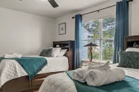 Day Dreamer minutes to Stadium with Fire pit and  Parking