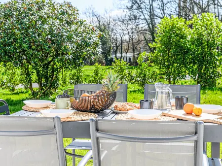 La Tour Bourgerel Avec Piscine Отели в г. Бадан